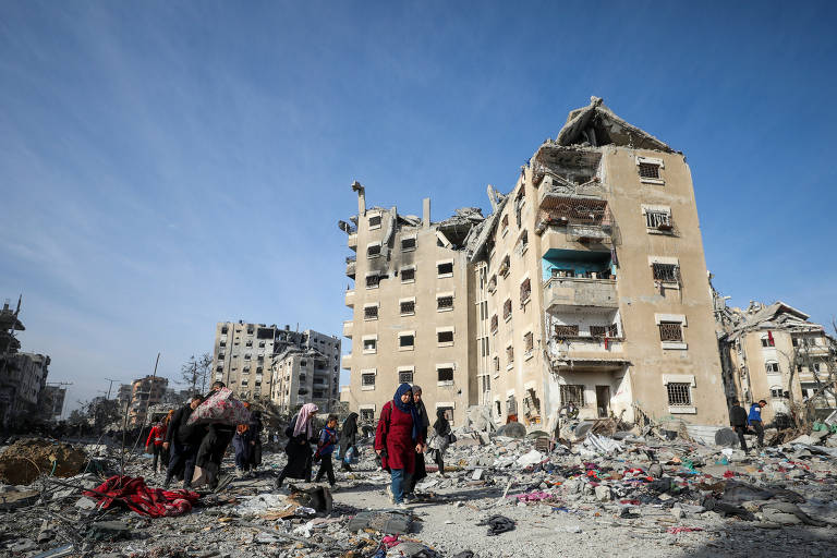 Entre comemorações e luto, palestinos regressaram a seus bairros devastados para conferir o que restou de suas casas
