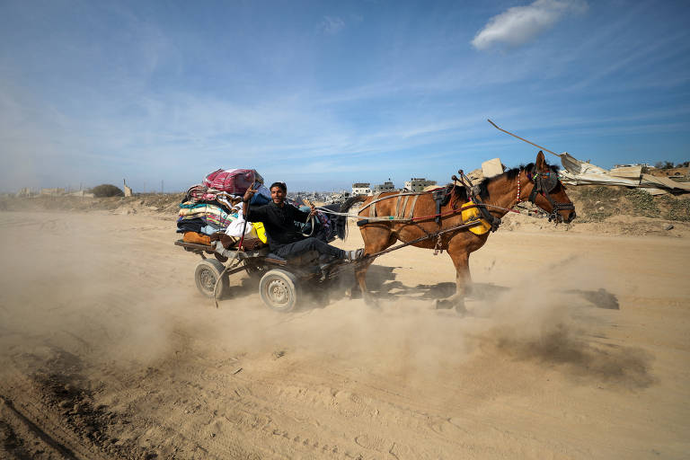 Palestinos usaram carrinhos puxados por cavalos para retornar a seus bairros
