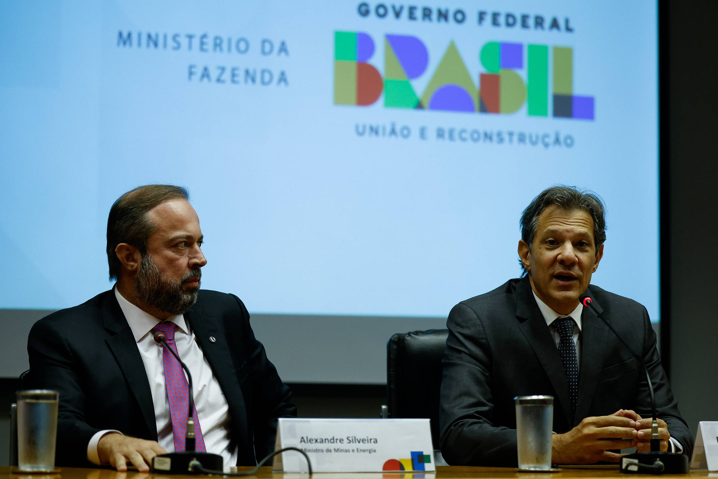 Manobra do governo e atraso no Orçamento ameaçam pagamento de Auxílio Gás em 2025