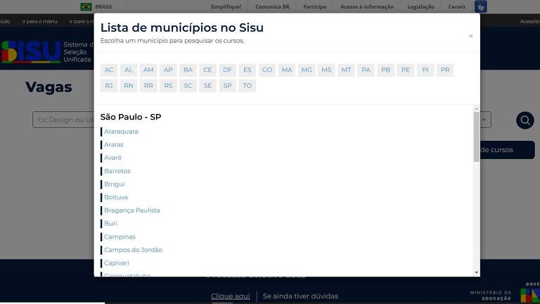 A imagem mostra uma interface de um site com o título 039;Lista de municípios no Simu039;. Abaixo do título， há um campo de busca e uma lista de municípios， que parece estar em branco ou incompleta. O fundo é predominantemente azul， com elementos de design que sugerem um site governamental ou de serviços públicos.