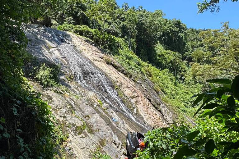 Carro com 4 turistas cai em ribanceira de 25 metros na Cachoeira dos Três Tombos， em Ilhabela