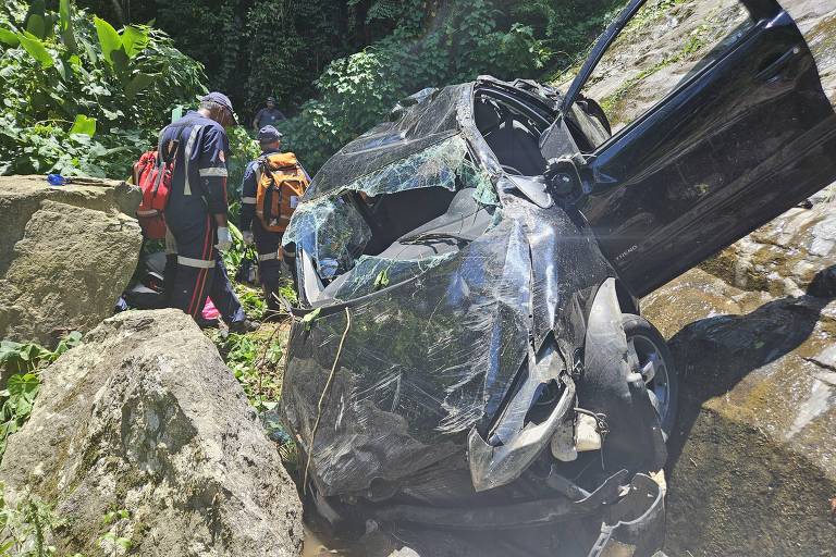 Carro com 4 turistas cai em ribanceira de 25 metros na Cachoeira dos Três Tombos， em Ilhabela