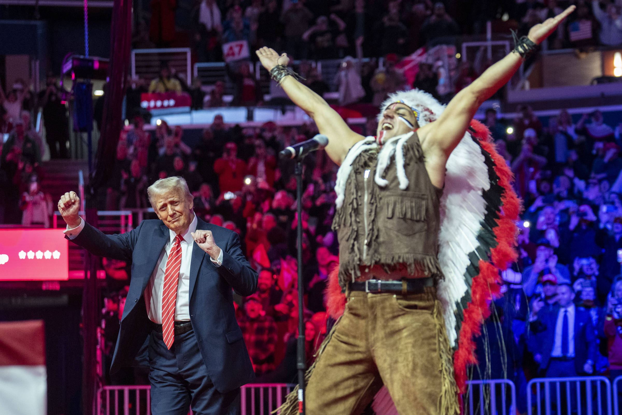 Posse de Trump se contradiz na música, com 'Y.M.C.A.', de Village People, e country