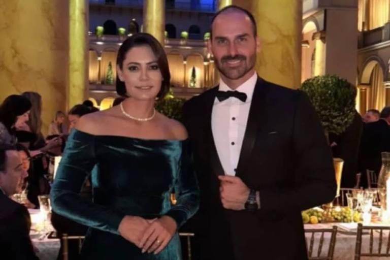 michelle， à esquerda， usa vestido verde escuro e eduardo bolsonaro paletó e gravata borboleta