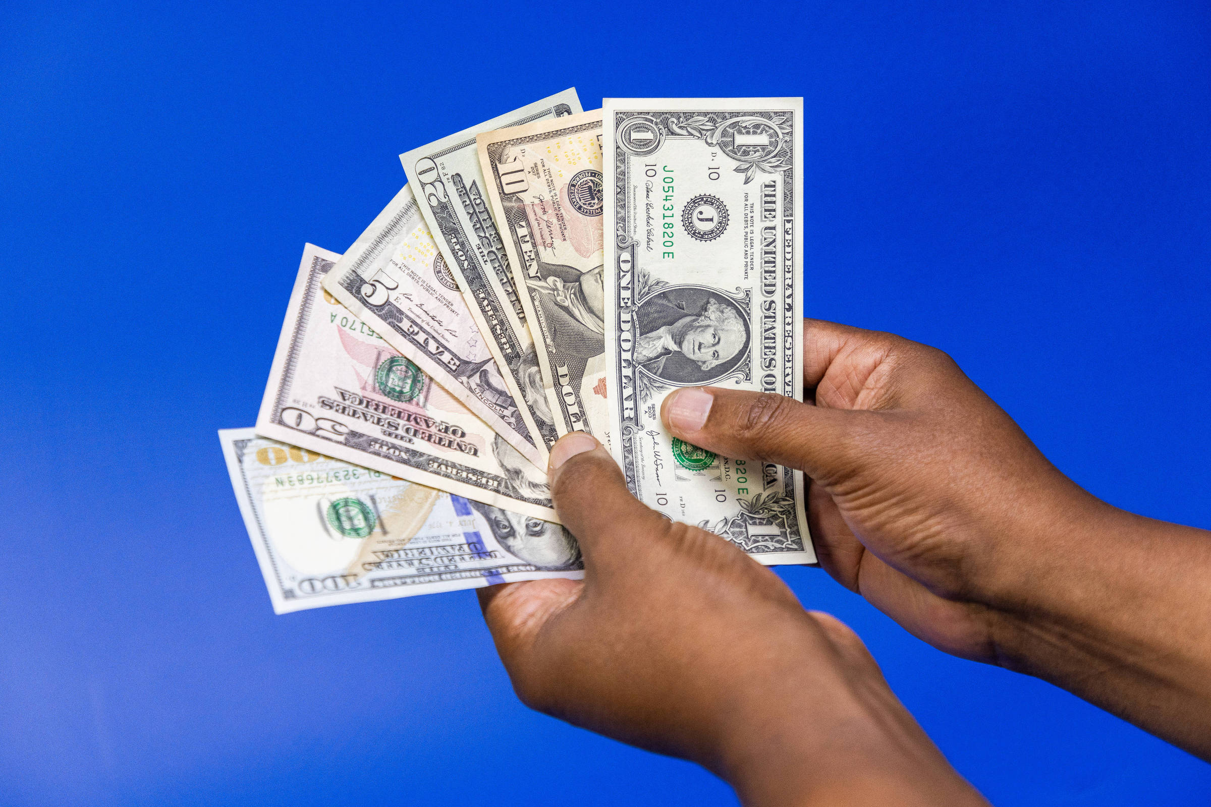 Dólar abre em queda nesta quinta-feira com dados de atividade econômica no radar