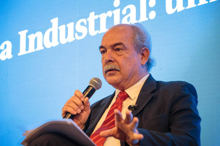 Presidente do BNDES， Aloizio Mercadante， durante o Seminário Política Industrial， no auditório da Folha