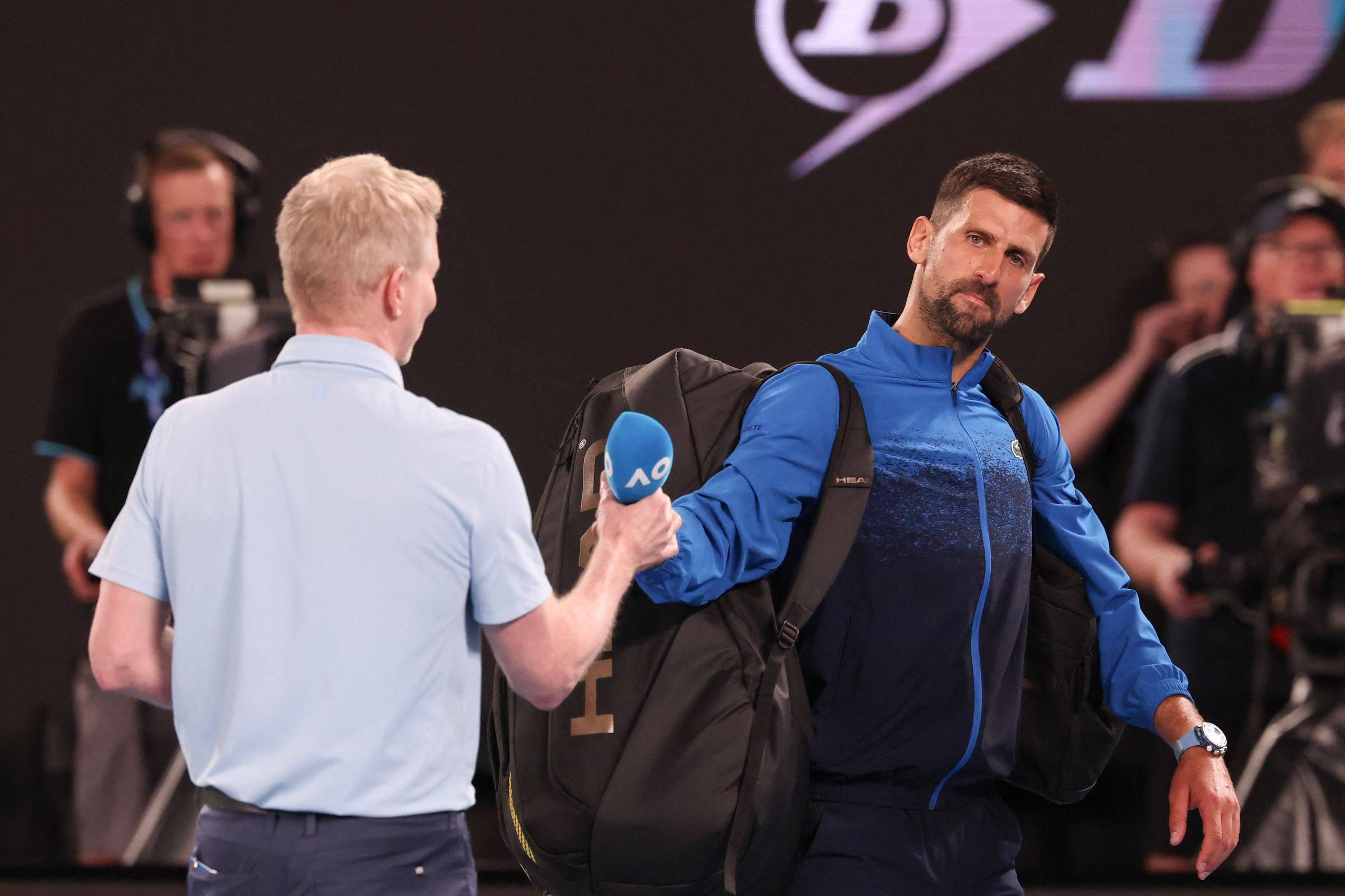 Em novo episódio na Austrália, Djokovic exige, e jornalista pede desculpa