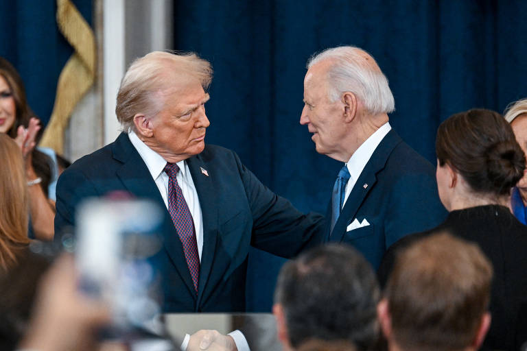 Joe Biden cumprimenta Donald Trump, que assume a Presidência dos EUA