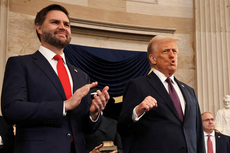 O vice-presidente eleito dos EUA, ex-senador J.D. Vance, e o presidente eleito dos EUA, Donald Trump, durante cerimônia de posse em Washington
