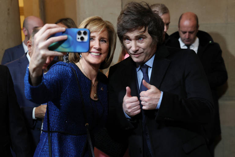 A representante dos EUA Claudia Tenney e o presidente da Argentina Javier Milei, posam para selfie antes da posse presidencial de Donald Trump no Capitólio dos EUA em Washington
