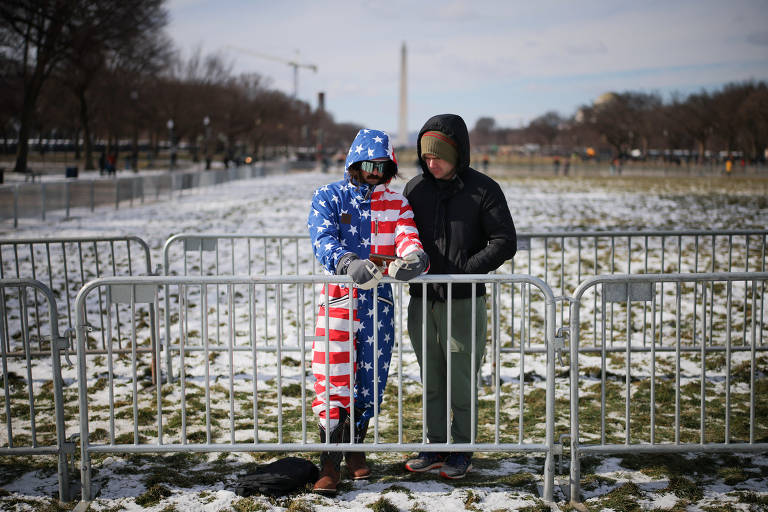 Simpatizantes de Trump no gramado do National Mall em Washington, EUA