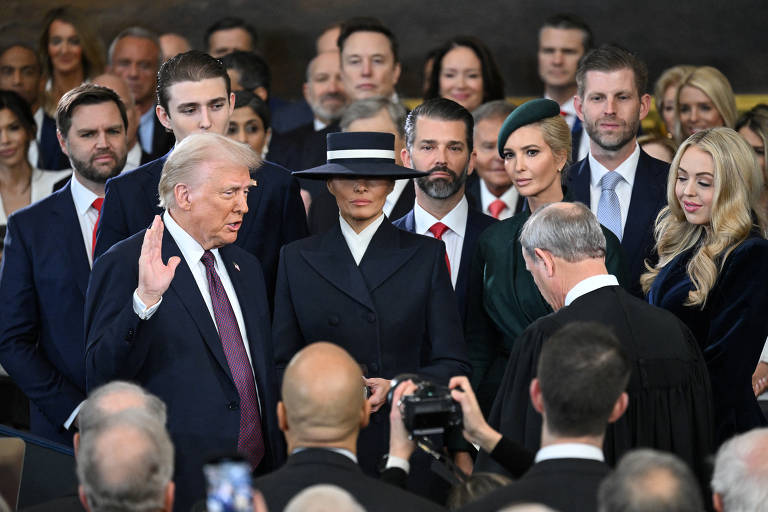 Donald Trump é empossado como o 47º presidente dos EUA na Rotunda do Capitólio dos EUA, em Washington