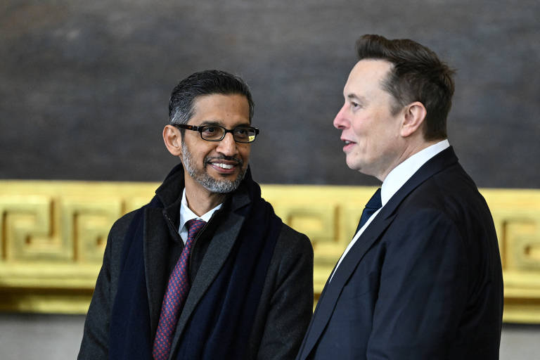 Sundar Pichai, CEO do Google, conversa com Elon Musk, dono da Tesla e do SpaceX, antes de cerimônia de posse de Donald Trump, no Capitólio, em Washington