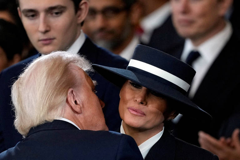 O presidente Donald Trump beija a primeira-dama, Melania Trump, durante a 60ª posse presidencial na Rotunda do Capitólio dos EUA em Washington
