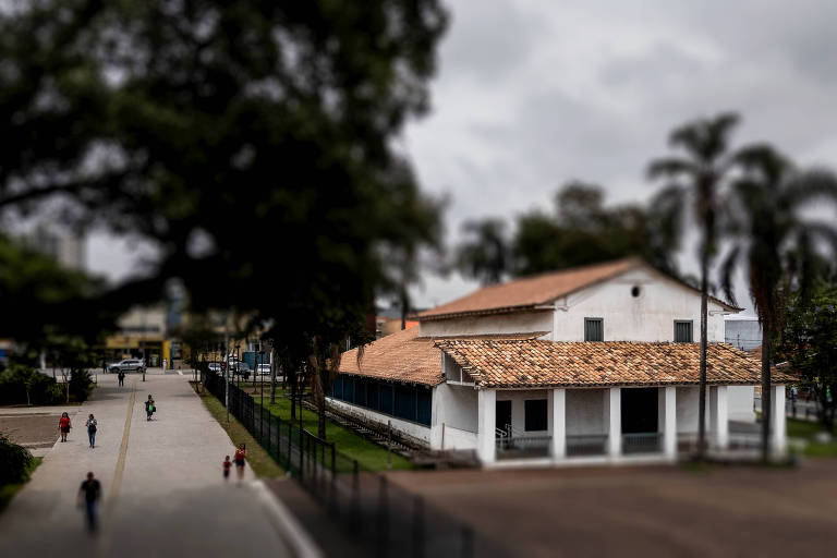 Igreja de São Miguel Arcanjo em uma paisagem arborizada