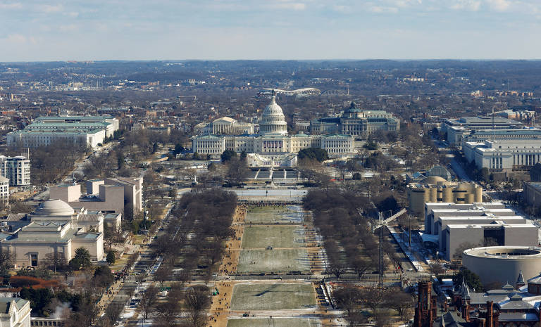 Vista do Capitólio dos EUA e do National Mall durante a cerimônia de posse de Donald Trump como o 47º presidente dos EUA, em Washington, EUA