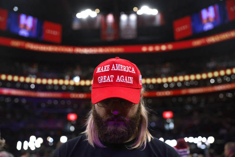 Apoiador de Donald Trump usa boné com slogan Make America Great Again no dia da posse em Washington, EUA
