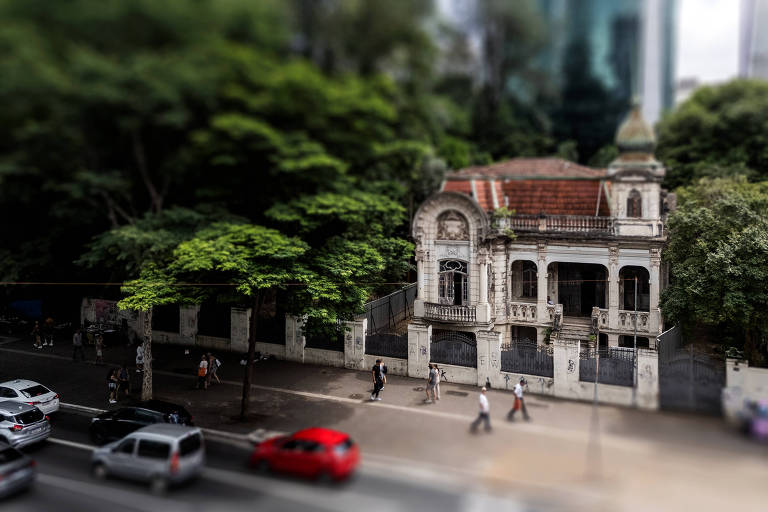 Fachada do Palacete Franco de Mello com alguns carros passando em frente