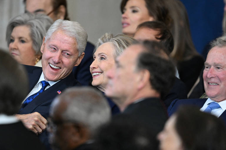 O ex-presidente dos EUA Bill Clinton, a ex-secretária de Estado Hillary Clinton e o ex-presidente dos EUA George W. Bush durante a posse de Donald Trump em Washington, EUA