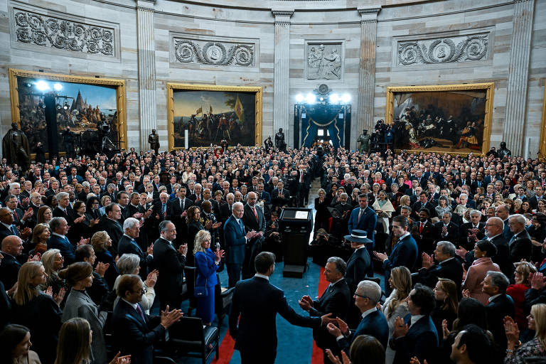O vice-presidente eleito J.D. Vance entrando no palco enquanto a posse de Donald Trump como o 47º presidente dos Estados Unidos acontece dentro da Rotunda do Capitólio dos EUA em Washington