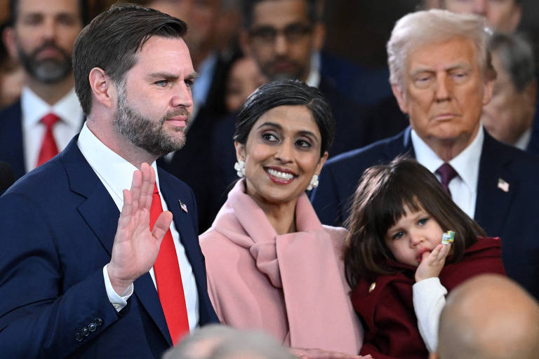 O vice-presidente J.D.Vance， ao lado da esposa， Usha Vance. Trump aparece no canto direito da imagem