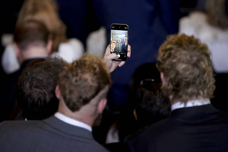 Sam Altman, diretor executivo da OpenAI Inc., faz selfie com o boxeador Jake Paul e o lutador Logan Paul