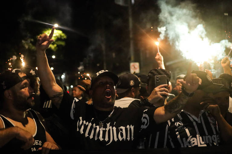 Torcida do Corinthians protesta nas imediações do Parque São Jorge durante votação 