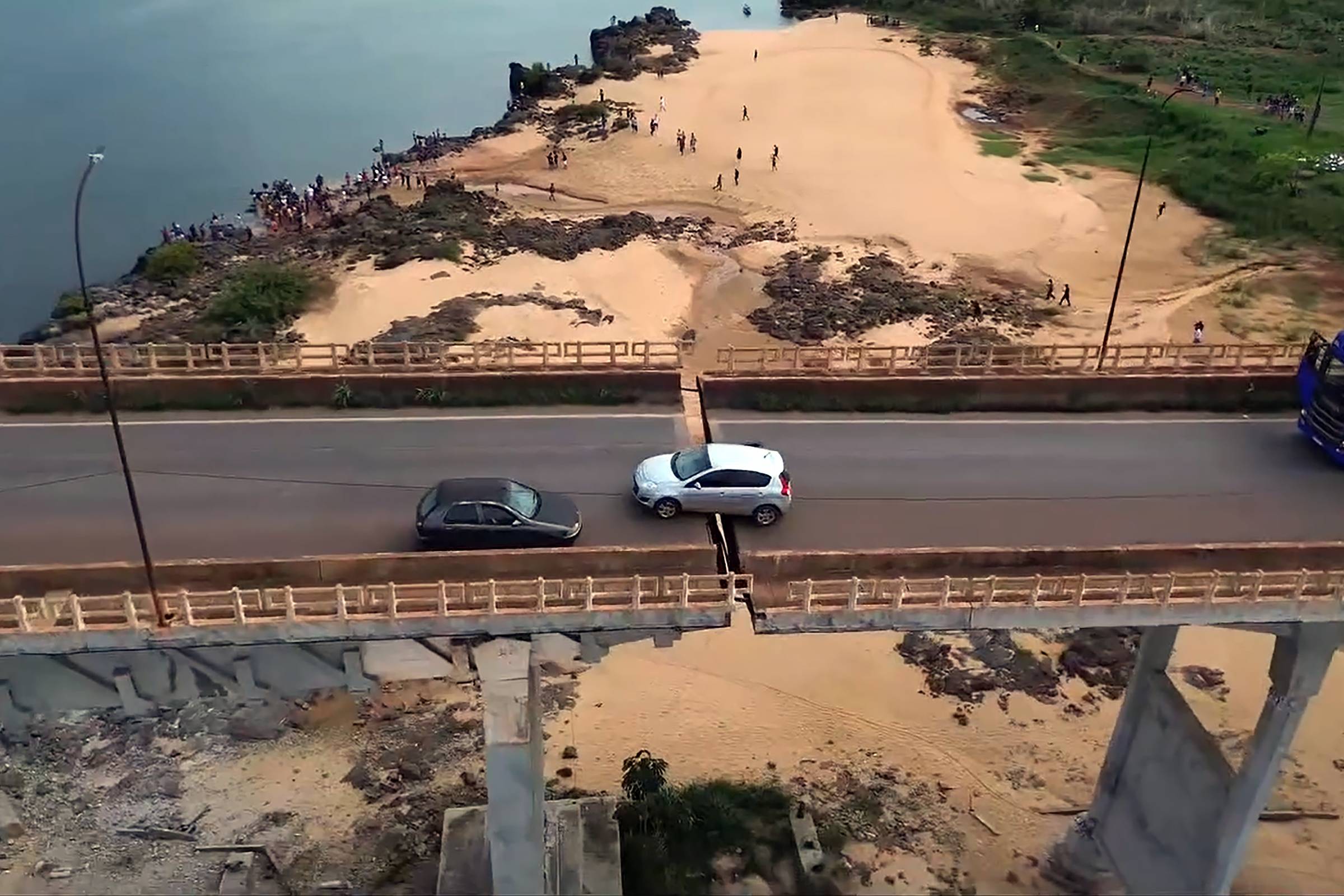 Carro está preso há quase um mês em fenda de ponte que caiu na divisa de MA e TO