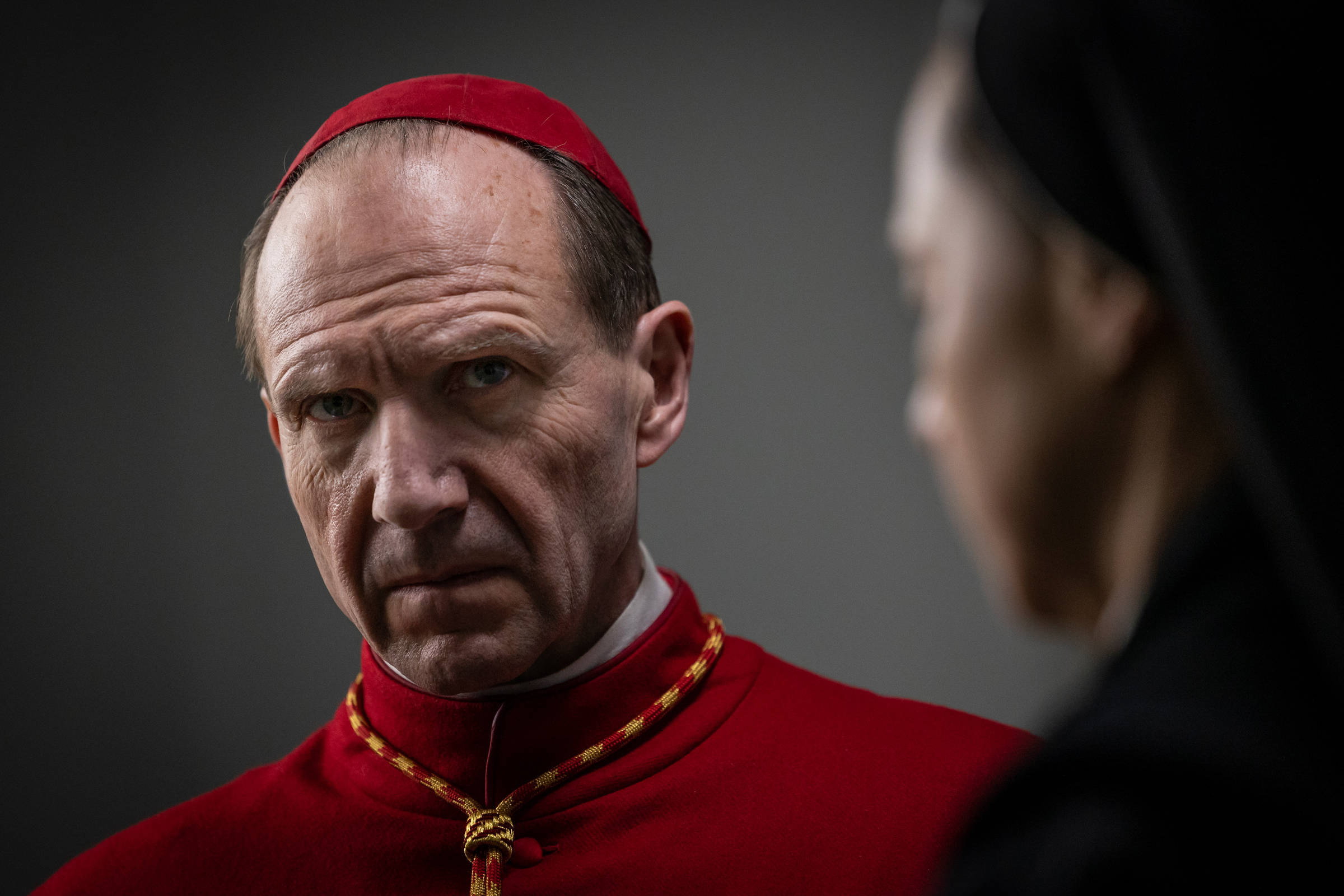 Com Ralph Fiennes, elenco afinado sustenta o thriller de 'Conclave'