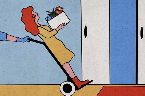 Mulher carregando caixa cheia de coisas de escritório é levada para fora de uma porta por um carrinho de mão