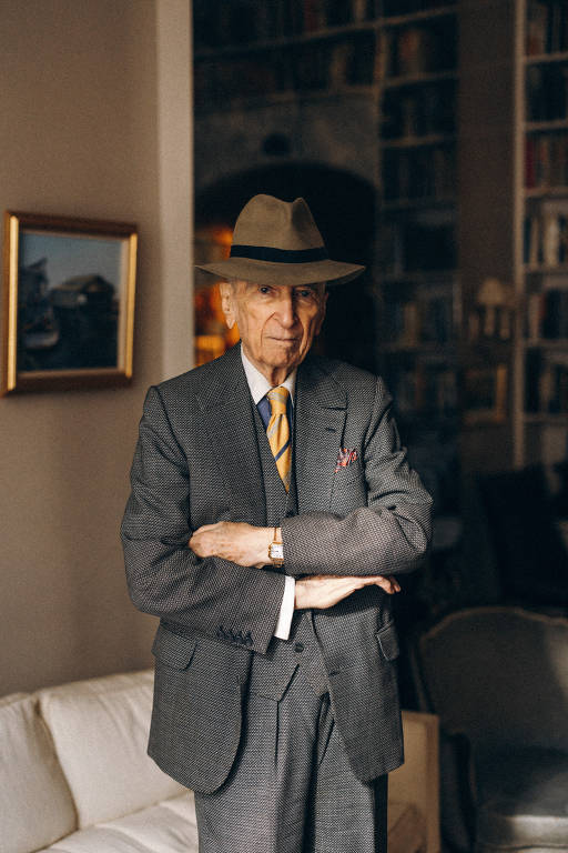 O autor americano Gay Talese em sua casa em Manhattan, em 10 de janeiro de 2025