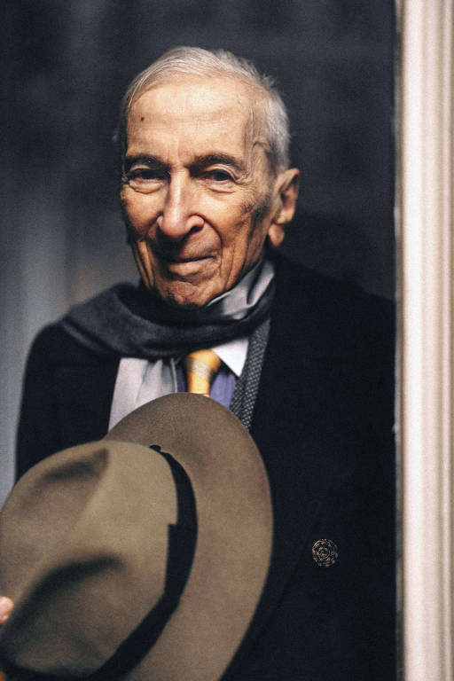 O autor americano Gay Talese em sua casa em Manhattan, em 10 de janeiro de 2025