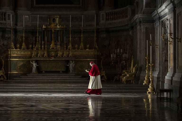 Ralph Fiennes em cena do filme "Conclave", de Edward Berger