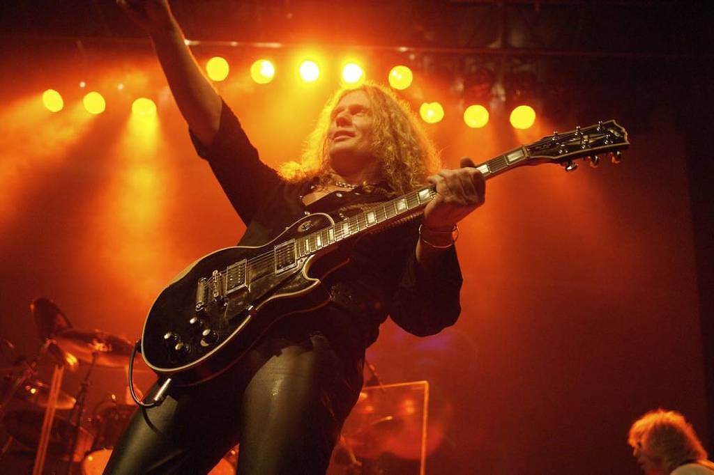 Morre John Sykes, ex-guitarrista do Whitesnake, aos 65 anos, após câncer