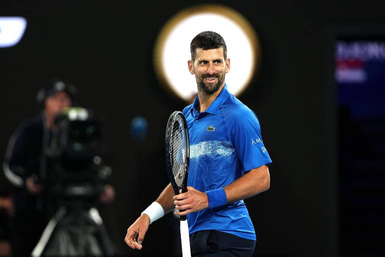 Djokovic circula de bicicleta por Paris entre turistas antes de jogo em Roland Garros