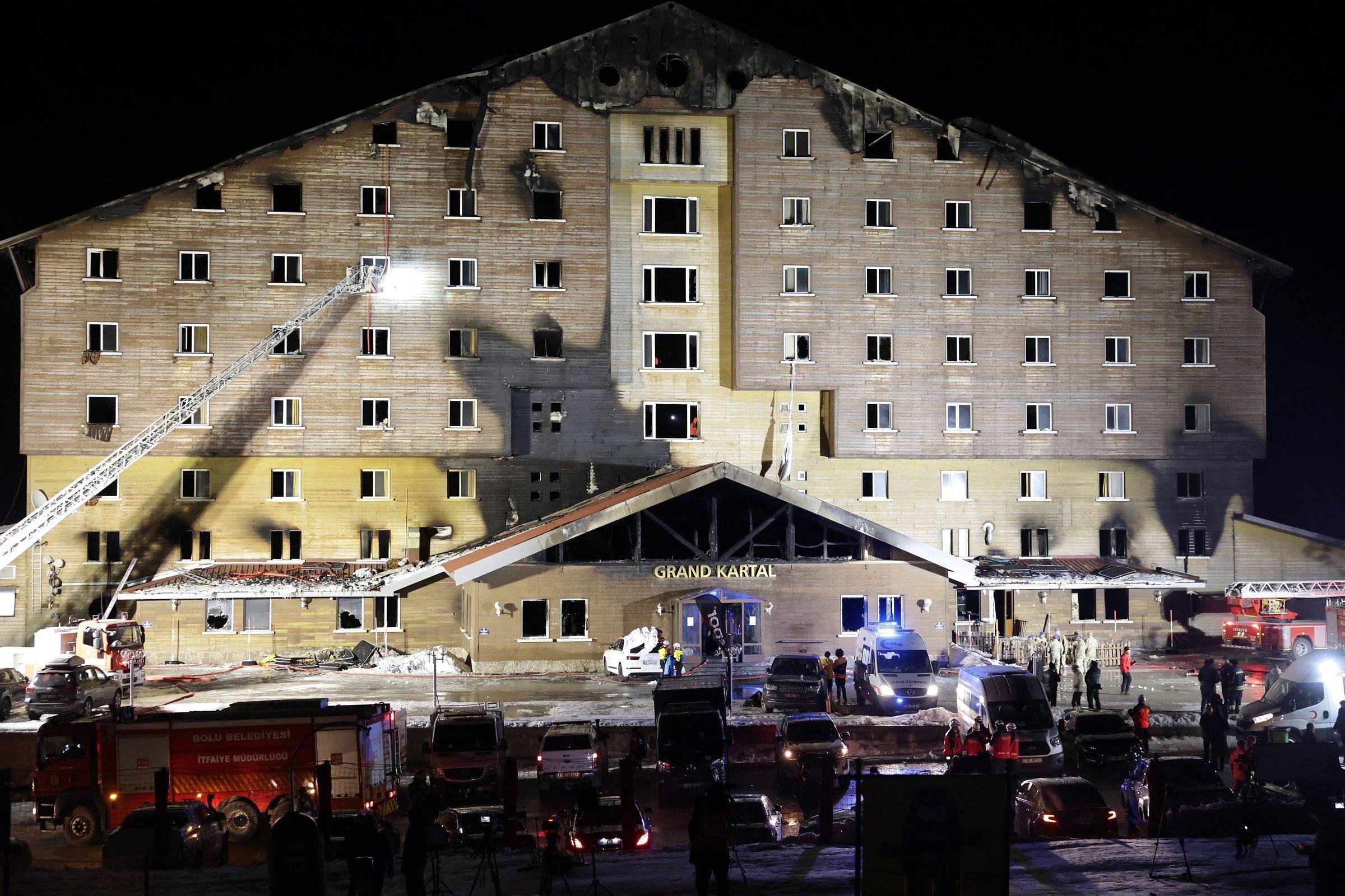 Turquia prende 9 por incêndio em estância de esqui que matou 76