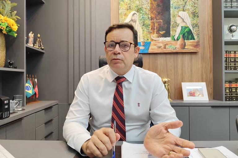 O ex-juiz Ramonilson Alves (PSDB), candidato derrotado à Prefeitura de Patos na eleição de 2024, vencida por Nabor Wanderley (Republicanos), pai do deputado federal Hugo Motta, gesticula numa mesa de escritório