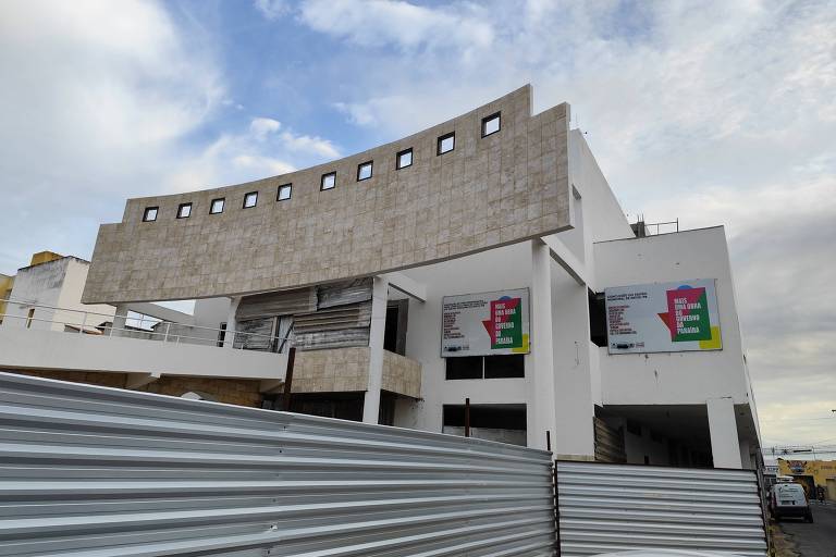 Fachada com tapumes na obra não concluída do Teatro Municipal de Patos (PB), que contou com emenda do deputado federal Hugo Motta em 2012 e ainda não saiu do papel