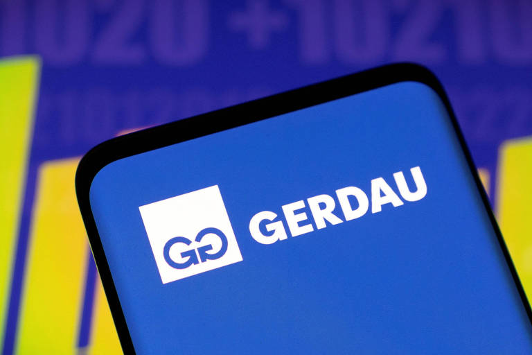 A imagem mostra um close do logotipo da Gerdau em um fundo azul. O logotipo é composto por um símbolo que representa as letras 039;G039; e 039;G039; estilizadas， seguido pelo nome 039;GERDAU039; em letras brancas. Ao fundo， há uma representação gráfica com números e linhas em cores variadas.
