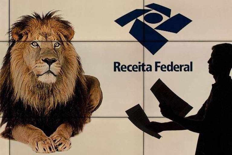 A imagem apresenta um leão em destaque à esquerda， simbolizando a Receita Federal do Brasil. À direita， há a silhueta de uma pessoa segurando documentos， com o logotipo da Receita Federal acima. O fundo é composto por azulejos claros.