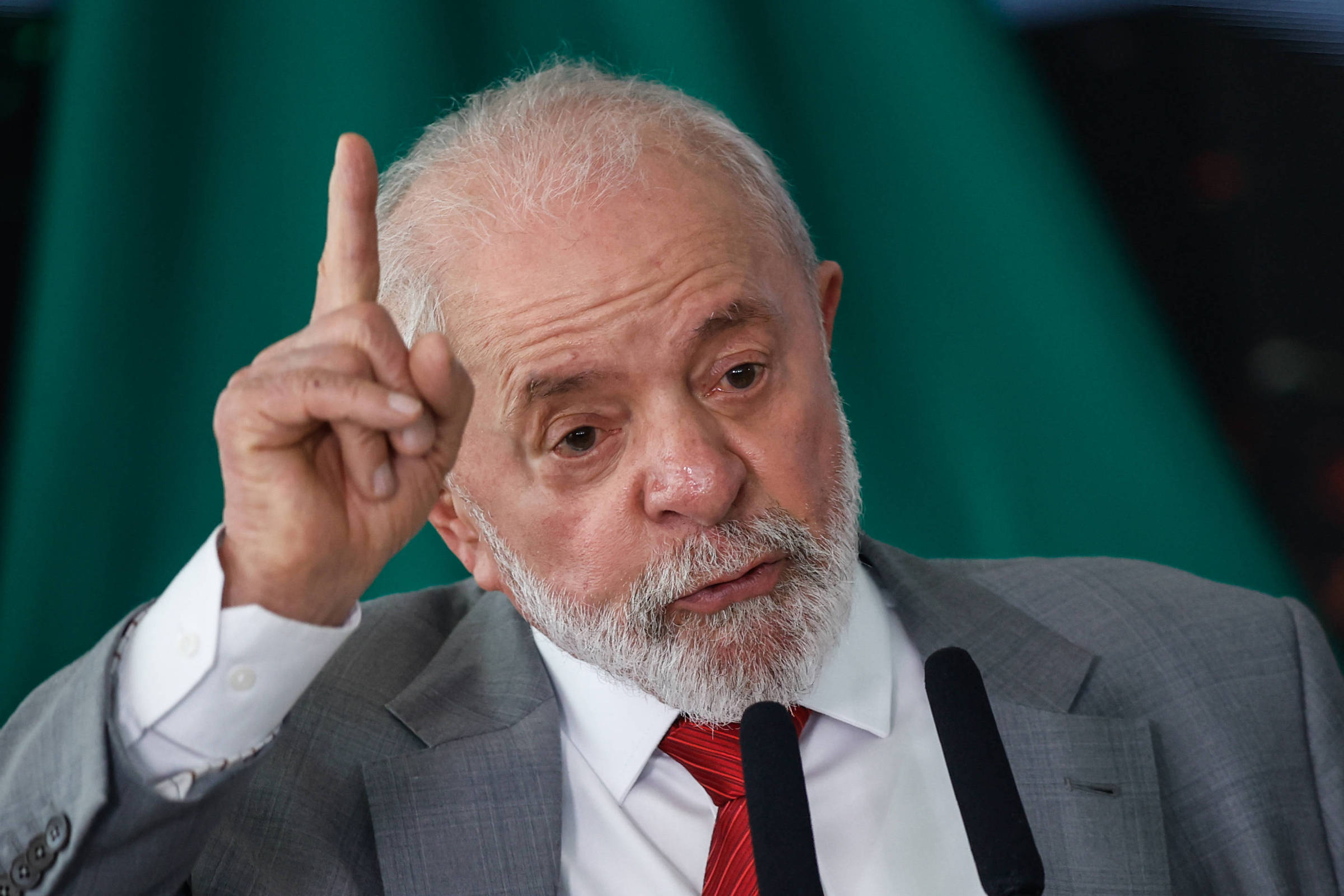 Lula veta acesso a Fundo Clima e trecho que beneficiava carro elétrico em programa de transição energética