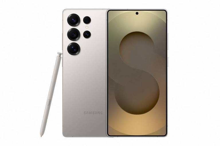 A imagem mostra um smartphone Samsung Galaxy S25 Ultra na cor preta. O dispositivo possui uma tela grande e um design elegante， com uma caneta S Pen ao lado. Na parte traseira， há quatro câmeras dispostas em um módulo retangular. O texto na tela exibe 039;Galaxy S25 Ultra039;.