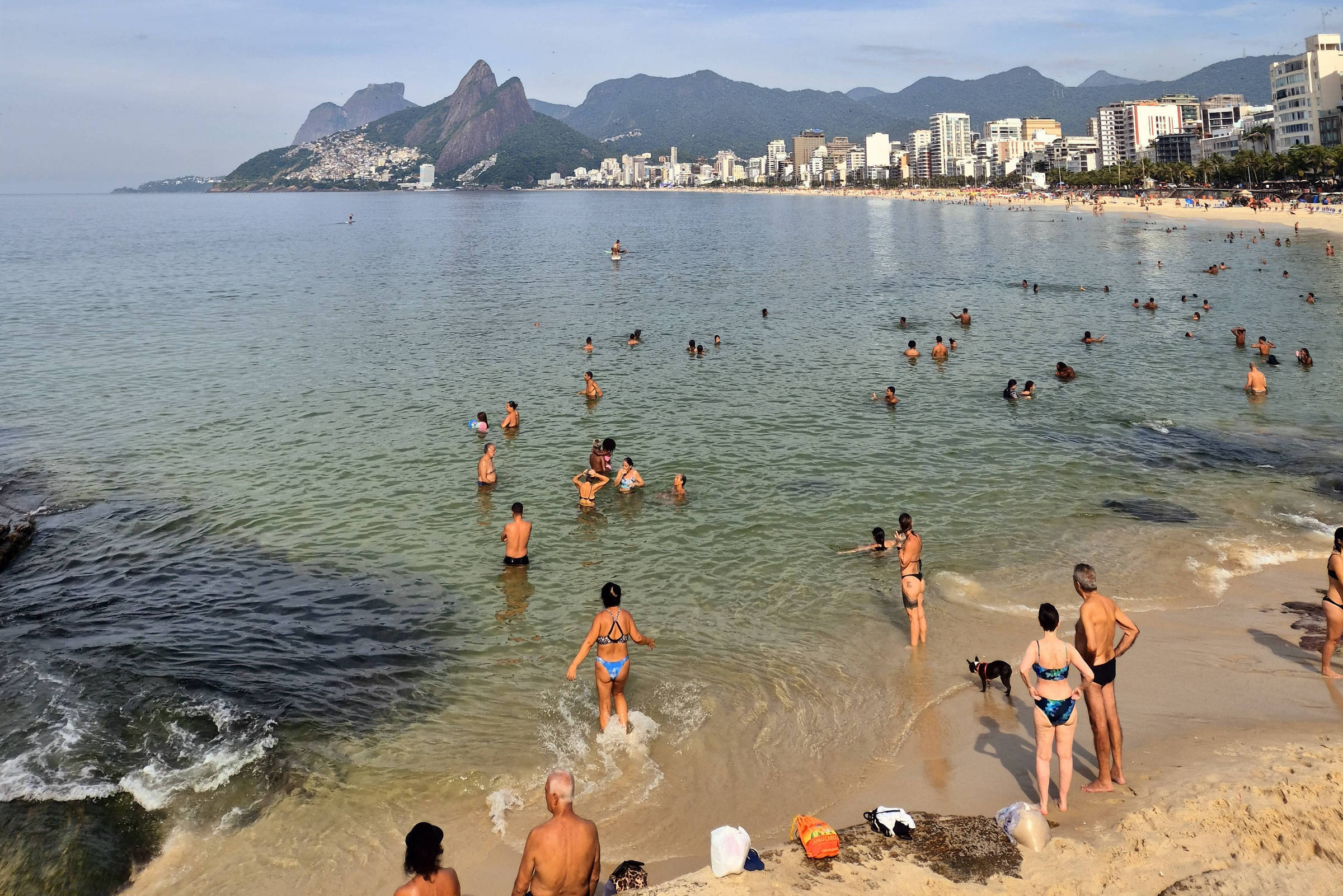 Com Rio em alerta de calor extremo, cariocas lotam praias em busca de refúgio