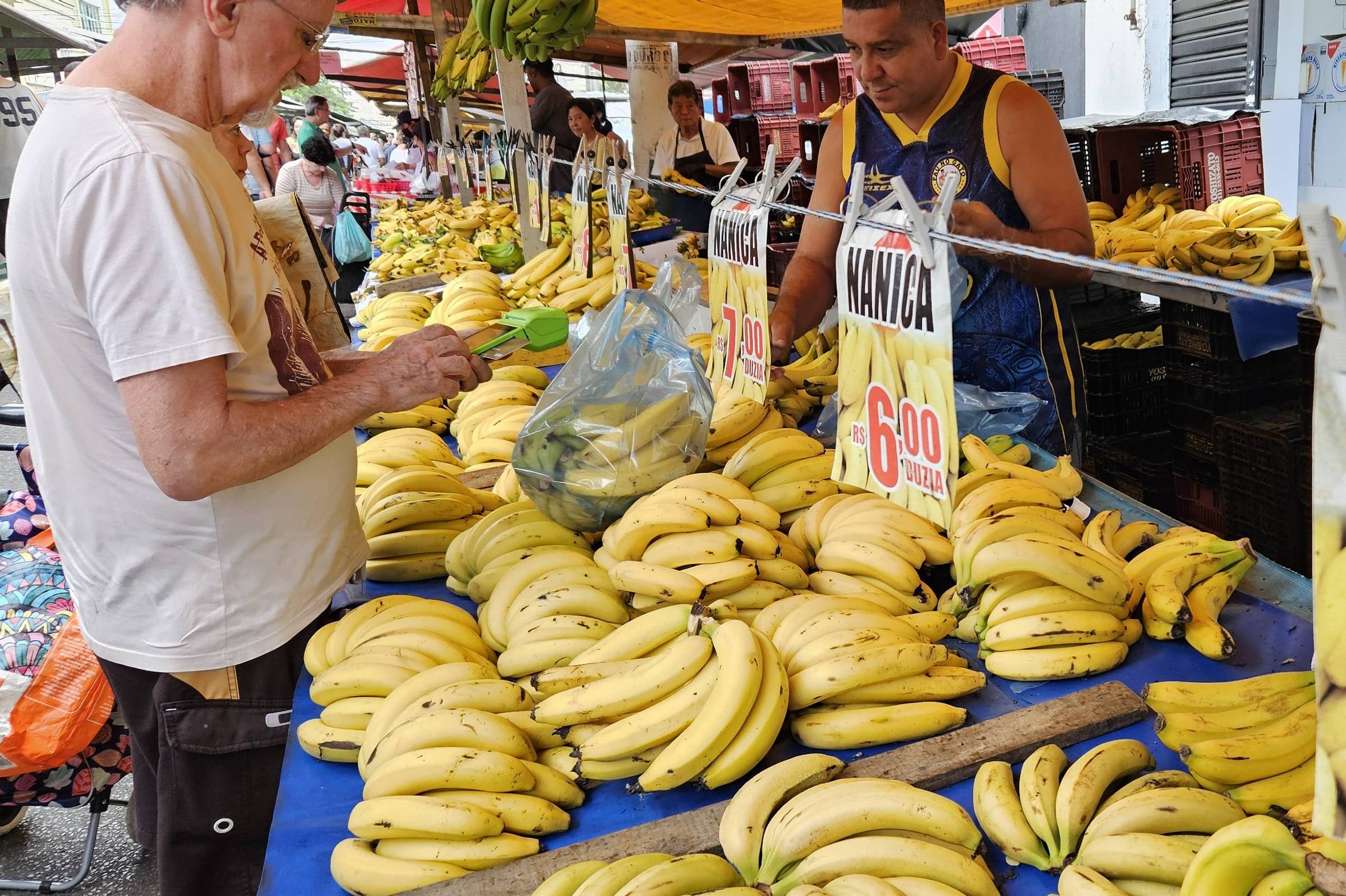 Banana por quilo ou por penca? O que vale mais a pena em mercados, feiras e sacolões?