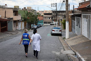 Agentes de saúde fazem busca ativa por não vacinados contra a dengue em São Paulo
