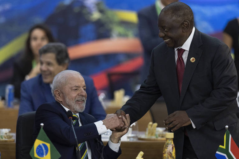 Luiz Inácio Lula da Silva com o presidente da África do Sul， Cyril Ramaphosa， durante cerimônia de abertura da Cúpula do G20， no Museu de Arte Moderna， na zona sul do Rio de Janeiro