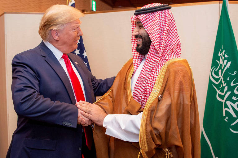 Donald Trump e Mohammed Bin Salman se cumprimentam em encontro do G20 em 2019