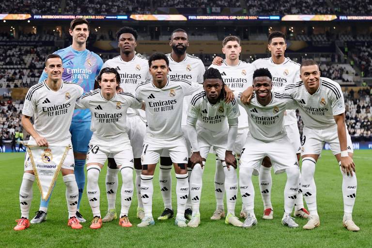 Com seis jogadores na fileira da frente e cinco na de trás， time do Real Madrid posa antes da final da Copa Intercontinental de 2024， contra o Pachuca， do México， no estádio Lusail， em Doha， no Qatar