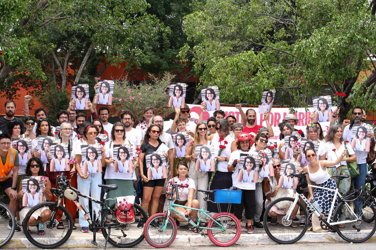 Familiares e amigos de Marina Harkot em ato antes do início do júri popular
