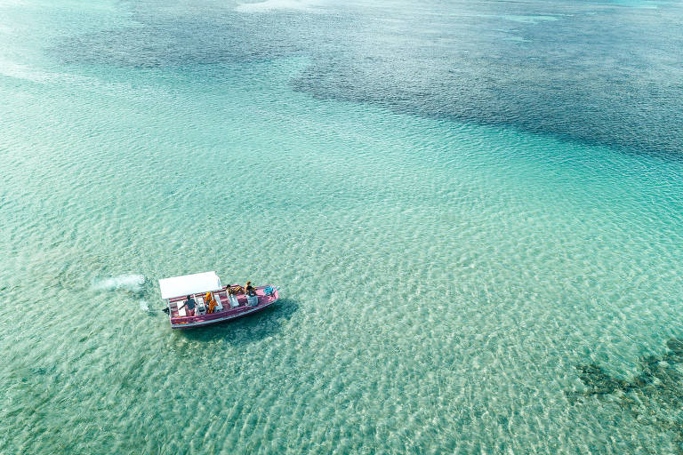 O mar azul e água tranquila da Praia do Toque， em São Miguel dos Milagres